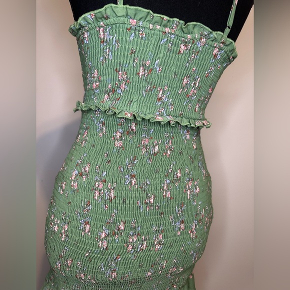 Green Ribbed Ruffle Dress - Picture 2 of 7